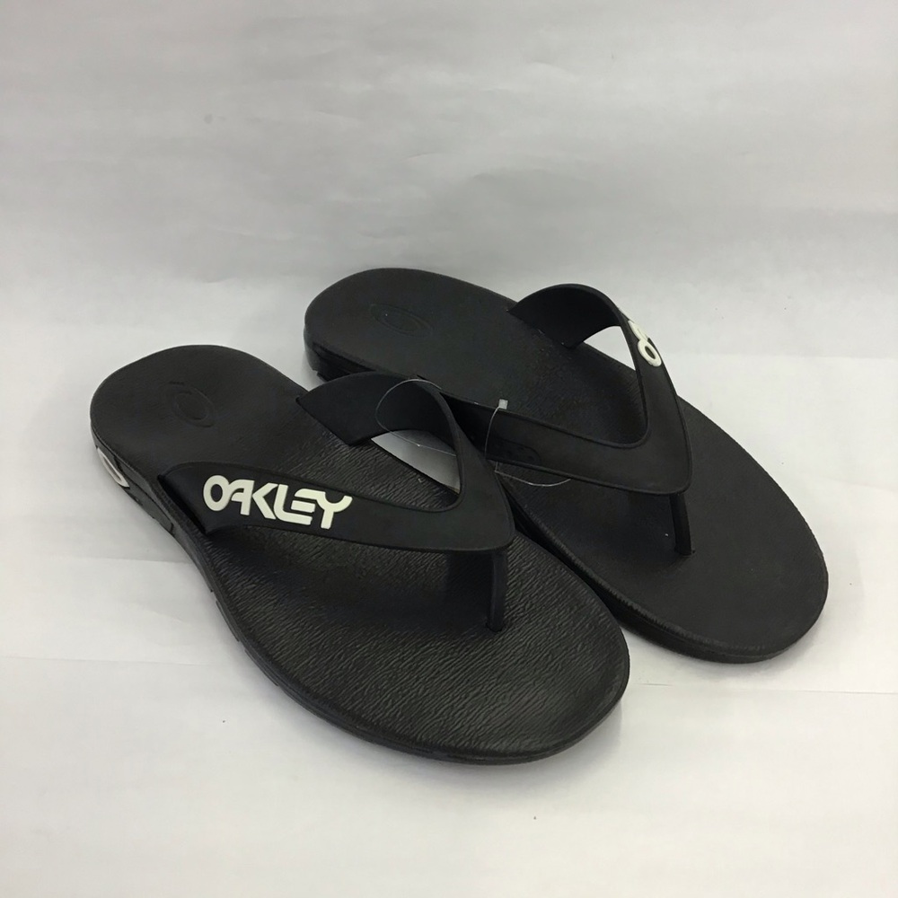 Brand new Oakley men’s black rubber flips flops with white labeling size 11